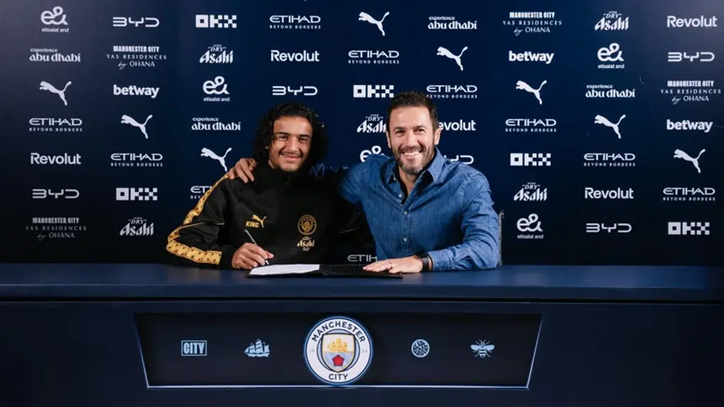 Bouaddi com Hugo Viana, diretor desportivo do Man. City. Foto: Man. City