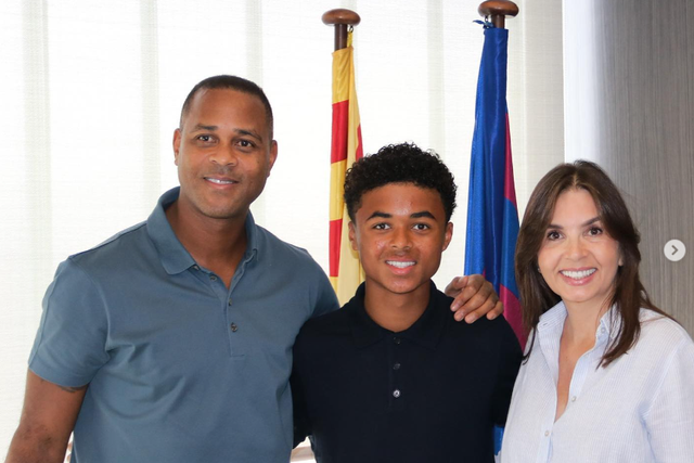 Patrick Kluivert emocionado com contrato profissional do filho no Barcelona