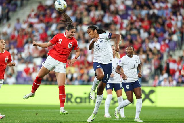 França vence na Áustria e lidera grupo de Portugal