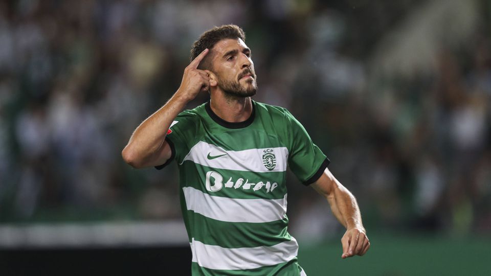 Sporting recorda bis de Paulinho ao Farense