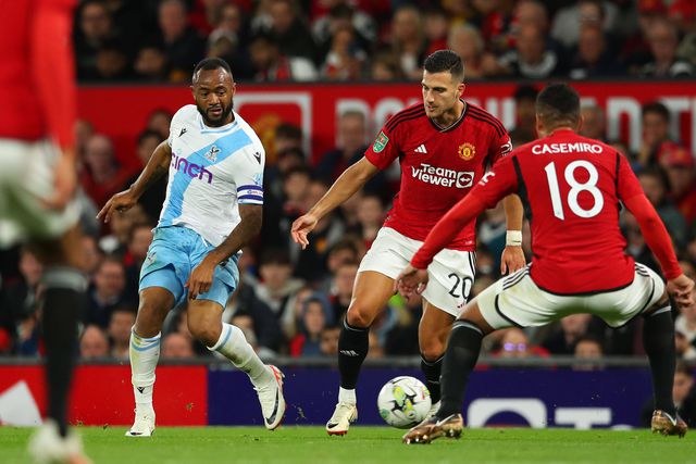 Manchester United segue em frente na Taça da Liga com assistência de Dalot