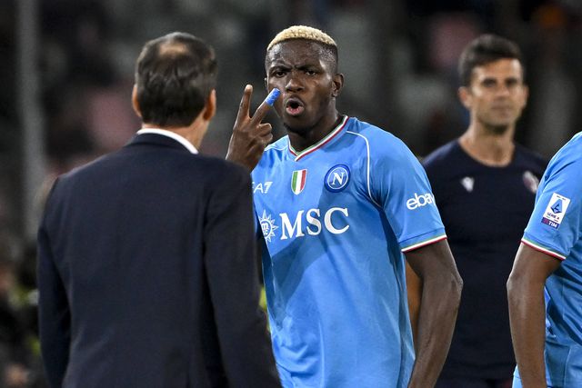 Caos no Nápoles: Osimhen ignora companheiros