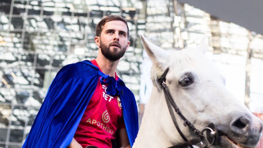 Ex-Juventus e Barcelona apresentado a cavalo no CSKA Moscovo depois de ter recusado defrontar a Rússia