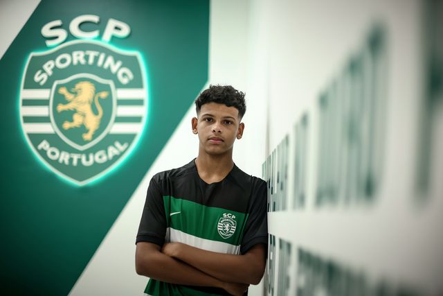 Jovem avançado assina pelo Sporting