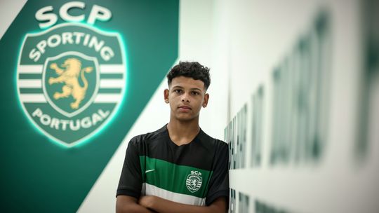 Jovem avançado assina pelo Sporting