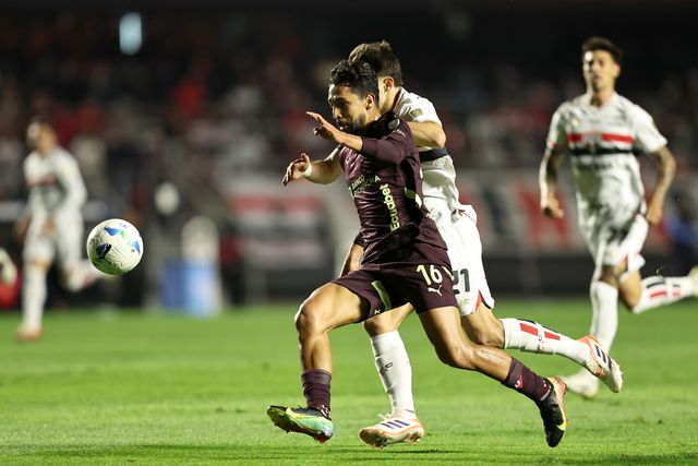 Jeison Medina e Damian Bobadilla disputam lance durante o São Paulo-Liga de Quito - Foto: Isaac Fontana/EPA