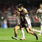 Jeison Medina e Damian Bobadilla disputam lance durante o São Paulo-Liga de Quito - Foto: Isaac Fontana/EPA