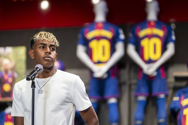 Adeptos do Barcelona criticam camisola comemorativa de Lamine Yamal