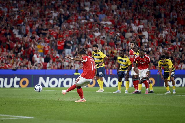 VÍDEO: Pavlidis bisa e carimba uma meia hora de loucos na Luz
