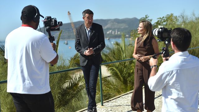 Bruno Lage com Irene Palma, jornalista de A BOLA - Foto: Miguel Nunes