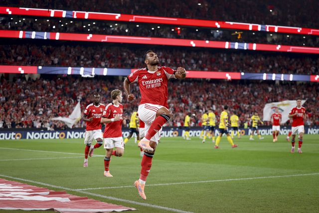 Pavlidis festeja depois de marcar de penálti o segundo golo do Benfica