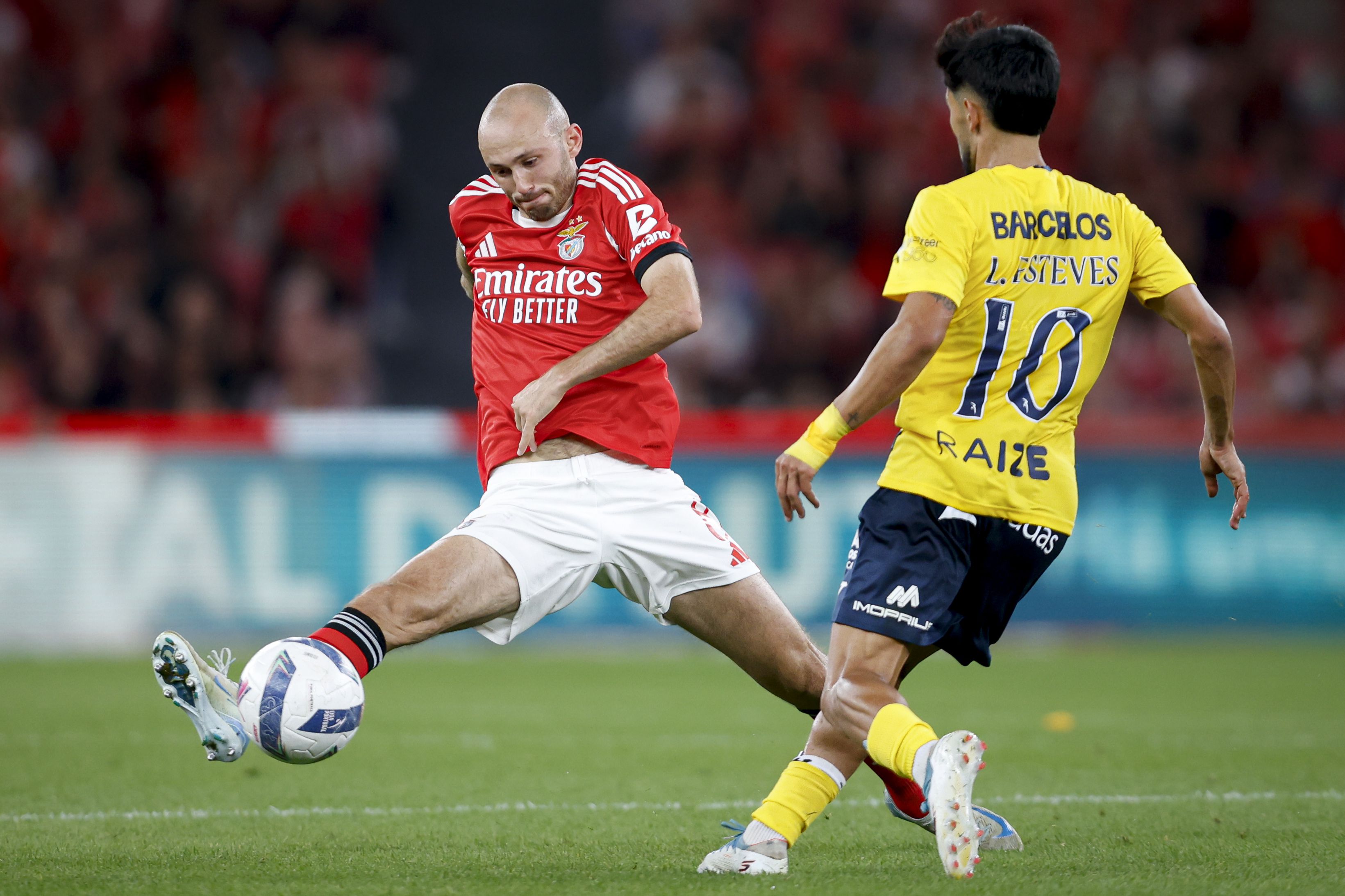 Aursnes voltou a ser médio defensivo diante do Gil