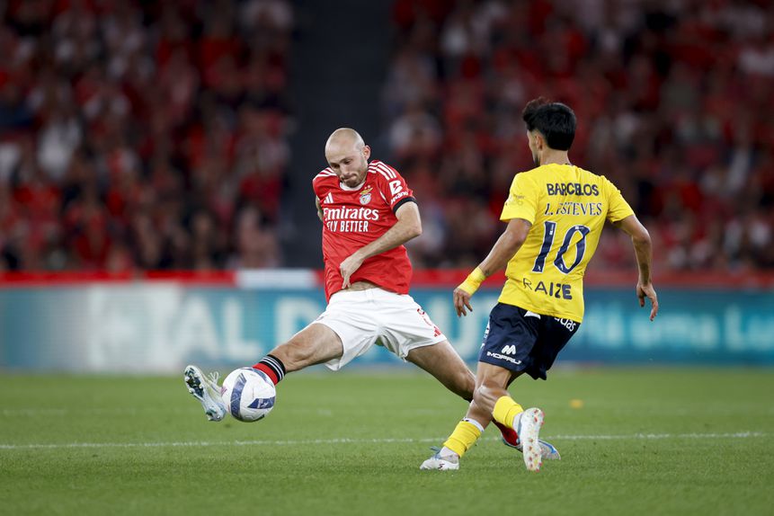 Aursnes voltou a ser médio defensivo diante do Gil