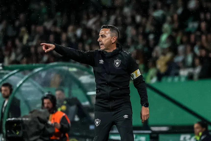 Estrela em pânico! Técnico interino desesperado