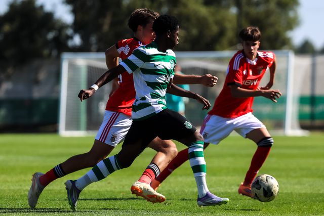 Benfica aguenta com menos um e vence Sporting no dérbi de juniores