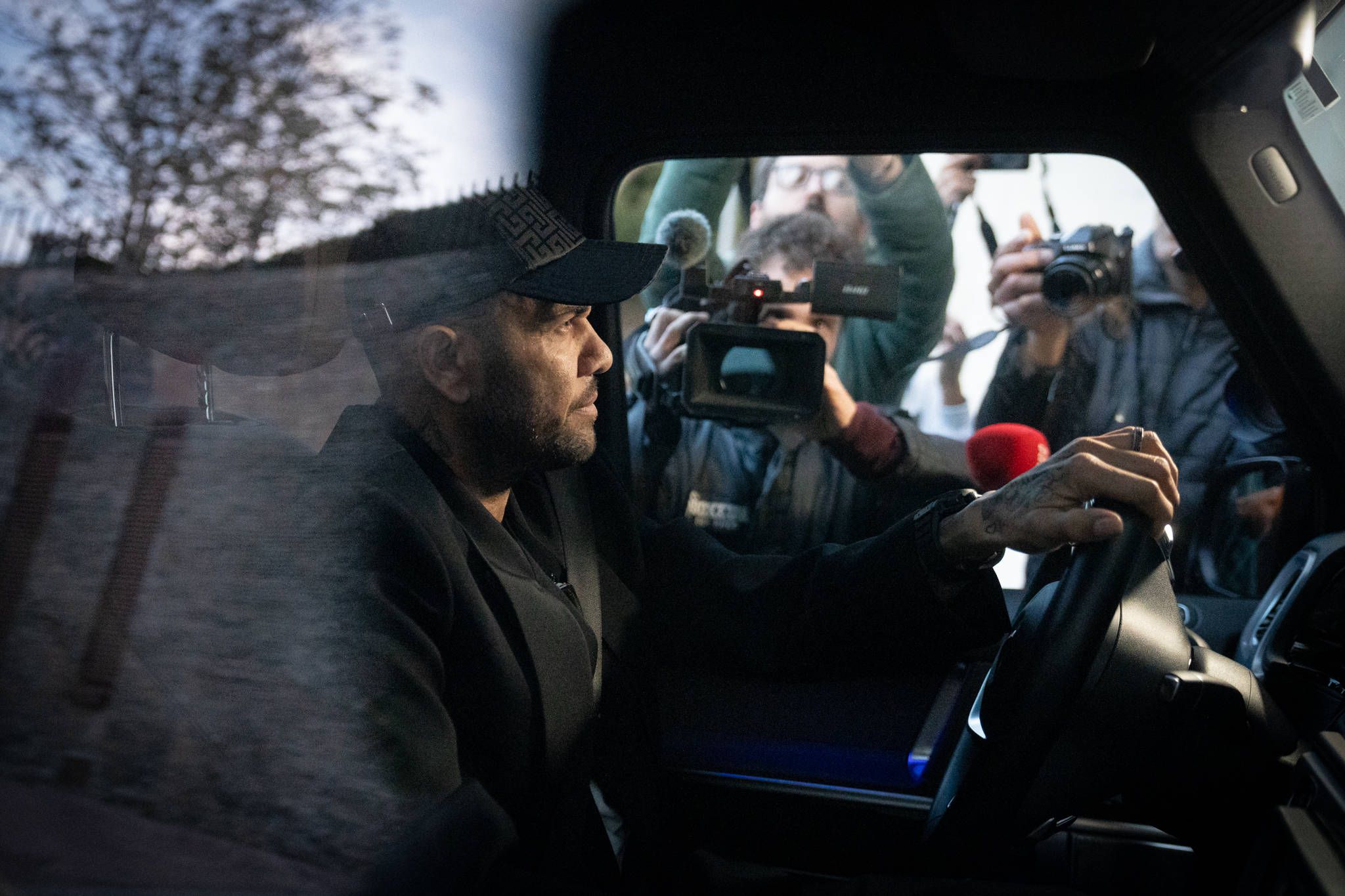 Dani Alves - Terminou a carreira. Último jogo foi em 2023, antes de ser investigado em caso de violação