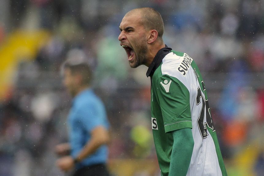 Bas Dost celebra golo com a camisola do Sporting