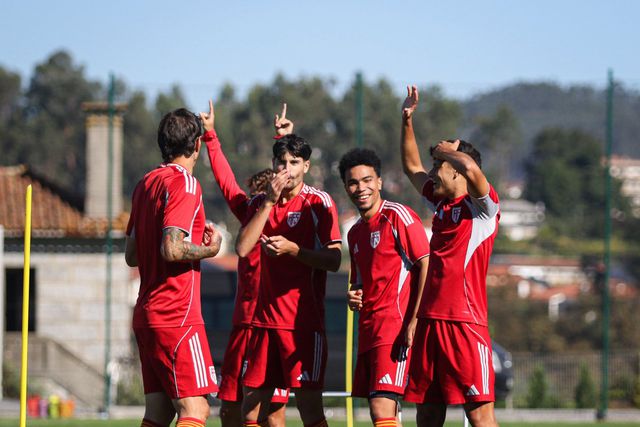 Gustavo Assunção (ao centro), médio do Aves SAD, durante um treino - Foto Facebook/AVS