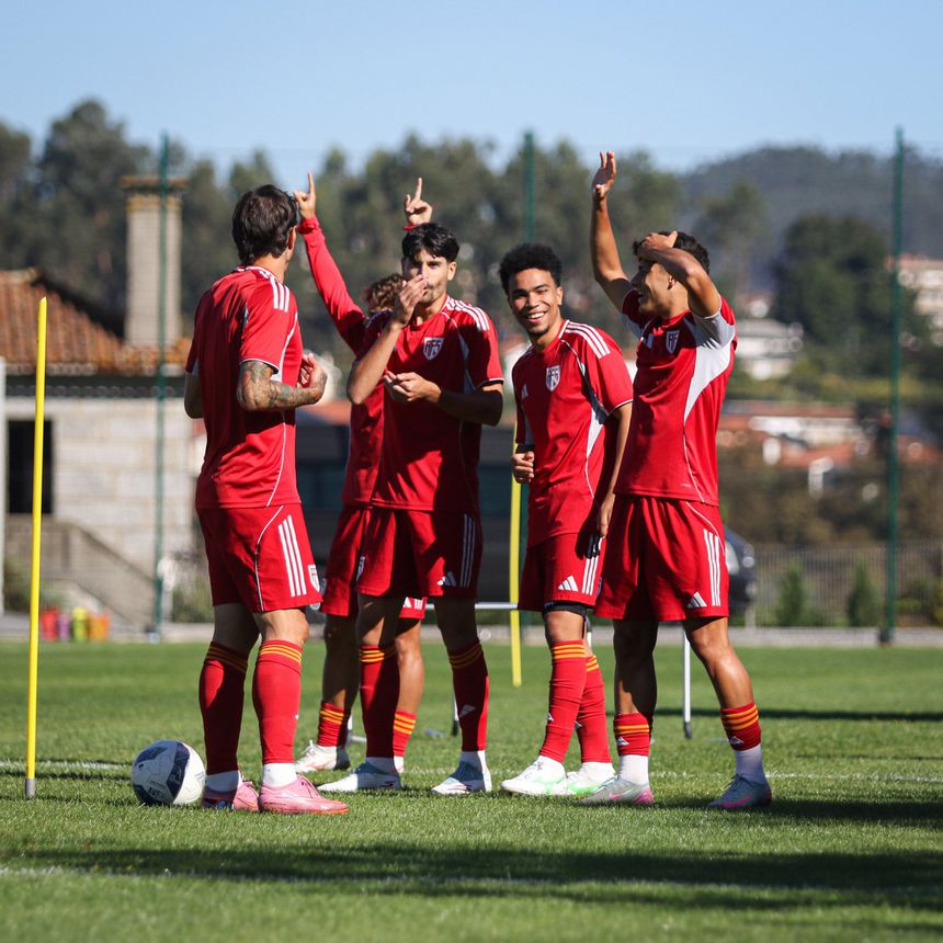 Gustavo Assunção (ao centro), médio do Aves SAD, durante um treino - Foto Facebook/AVS