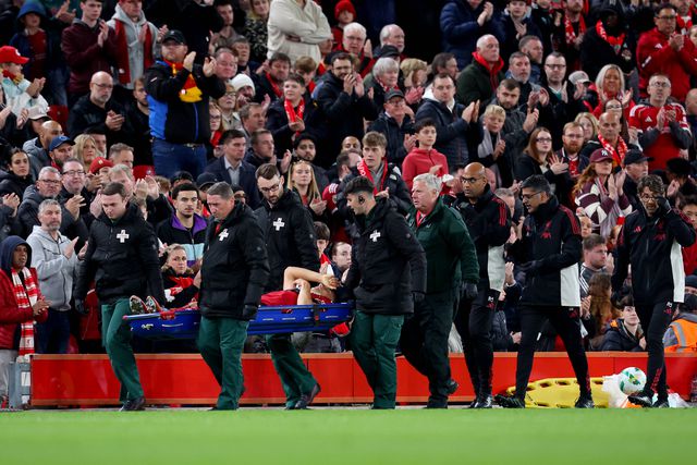 Slot confirma má notícia: Liverpool perde jogador por um ano