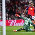 Oyazabal marca a James Trafford (IMAGO)