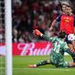 Oyazabal marca a James Trafford (IMAGO)
