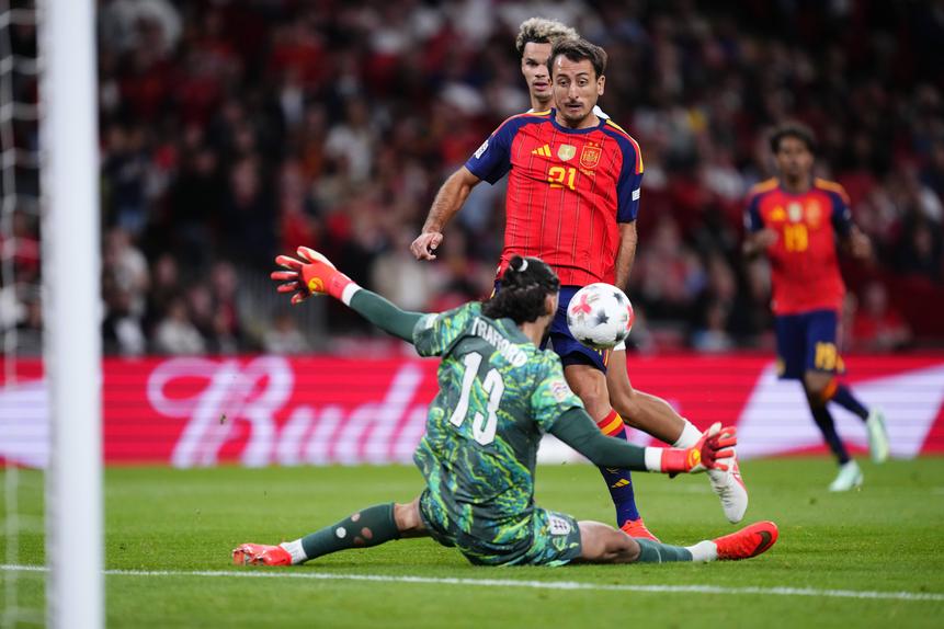 Oyazabal marca a James Trafford (IMAGO)