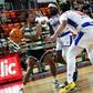 Kalscheur perante a oposição de dois jogadores do FC Porto na Supertaça de basquetebol - Foto: Sporting