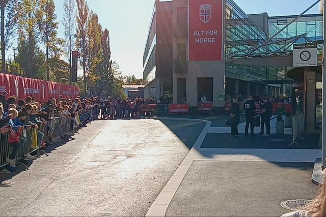 Dezenas à espera de Ronaldo antes do treino da Seleção em Oslo