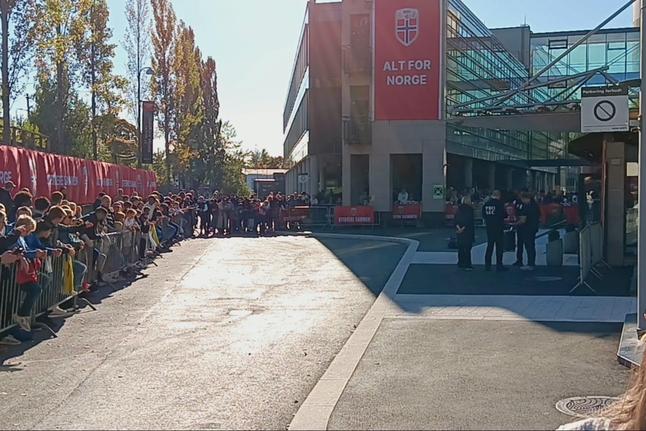 Dezenas à espera de Ronaldo antes do treino da Seleção em Oslo