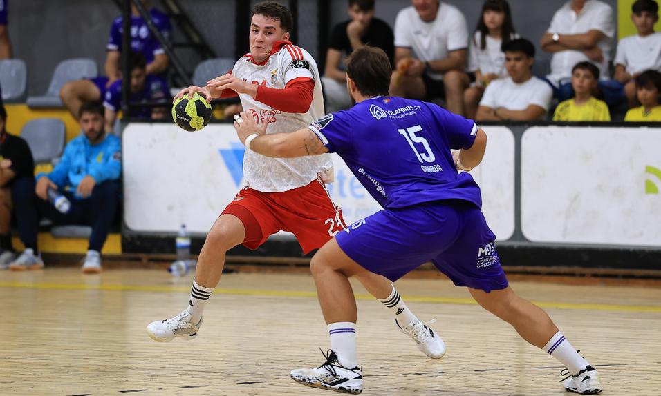 Ander Izquierdo esteve em bom plano na vitória do andebol do Benfica frente ao ABC - Foto: Benfica
