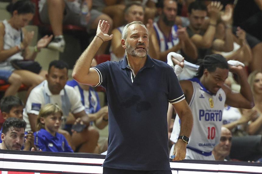 Fernando Sá, treinador da equipa de basquetebol do FC Porto - Foto: LUIS FORRA/LUSA