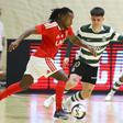 Pany Varela num lance com Rúben Teixeira - Foto: SL Benfica