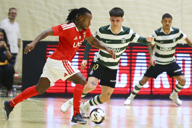Pany Varela num lance com Rúben Teixeira - Foto: SL Benfica