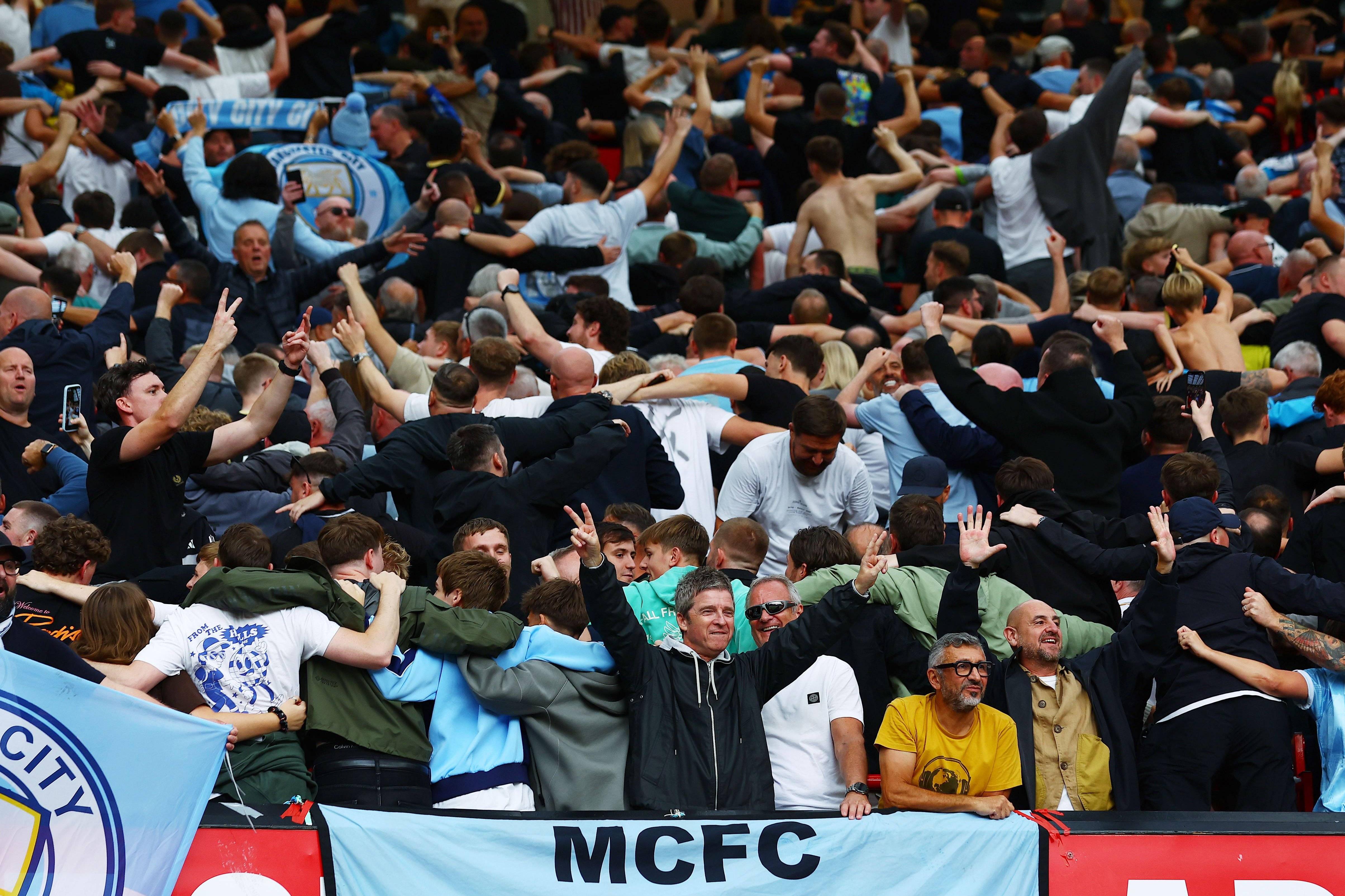 Noel Gallagher entre os adeptos do Manchester City