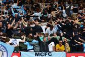 Noel Gallagher entre os adeptos do Manchester City