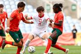 Fabian Bzdyl tenta escapar-se à marcação de Santiago Serra e Mateus Mané - Foto: FPF