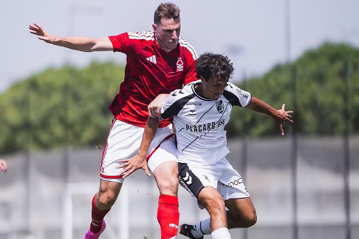 Matija Mitrovic protege a bola do gigante Chris Wood - Foto: Vitória de Guimarães