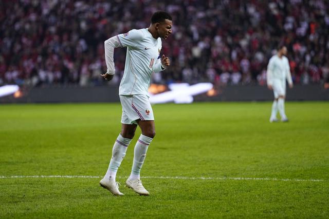 Mbappé marcou e lesionou-se