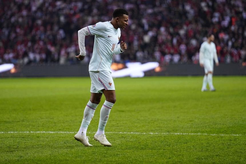 Mbappé marcou e lesionou-se