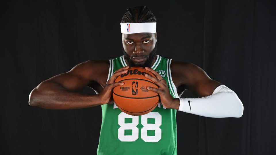 Diretor dos Celtics fala em possível novo contrato para Neemias: «Estamos atentos»