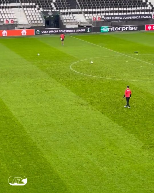 Dois portugueses a divertirem-se (com classe) no treino do AZ