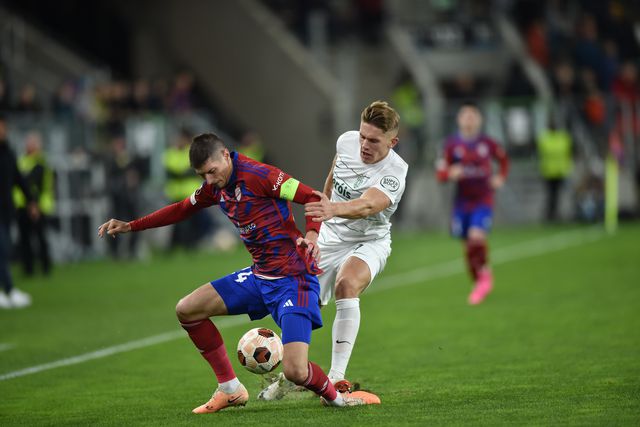 Sporting joga com dez desde os 8' e empata na Polónia