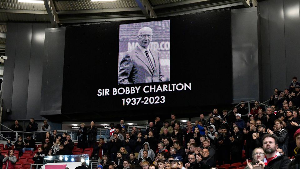 Manchester City bane dois adeptos por cânticos sobre morte de Bobby Charlton