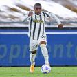 Douglas Costa pisca o olho ao regresso à Juventus