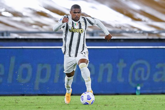 Douglas Costa pisca o olho ao regresso à Juventus