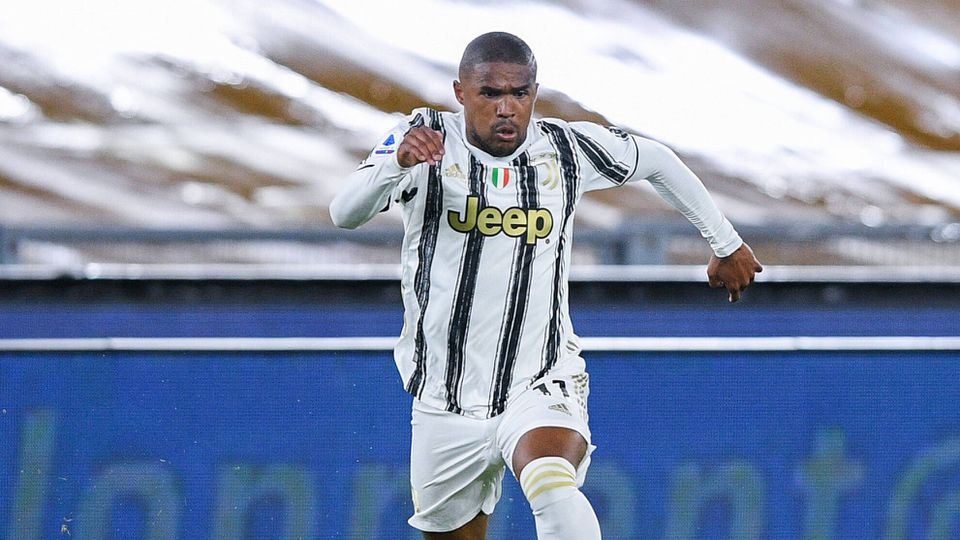 Douglas Costa pisca o olho ao regresso à Juventus