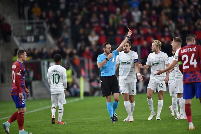 Gyokeres expulso no jogo diante do Rakow