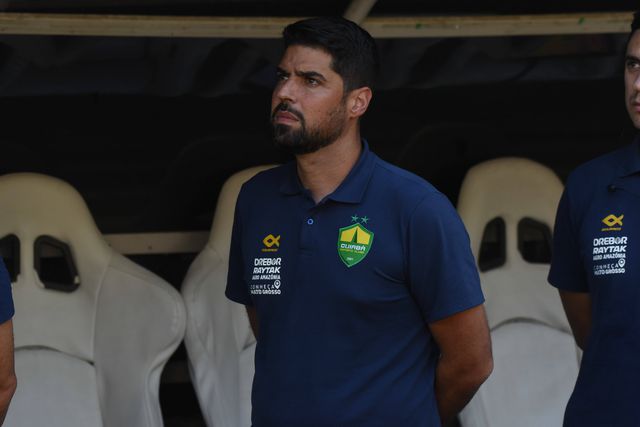 António Oliveira ‘atira-se’ ao árbitro após derrota: «Uma vergonha»