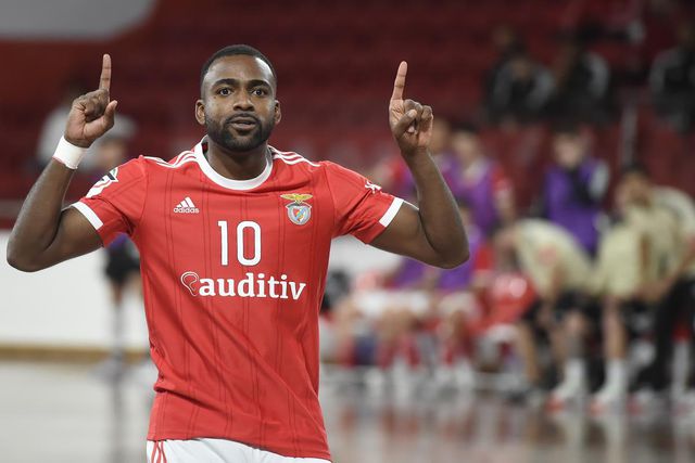 Brasil convoca jogador do Benfica para o Mundial